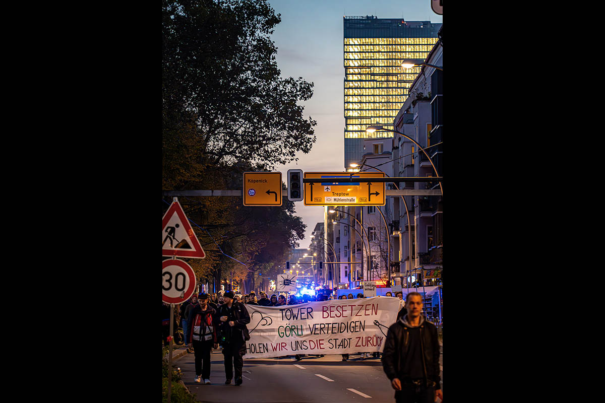 Protest gegen den Amazon-Tower: Array
