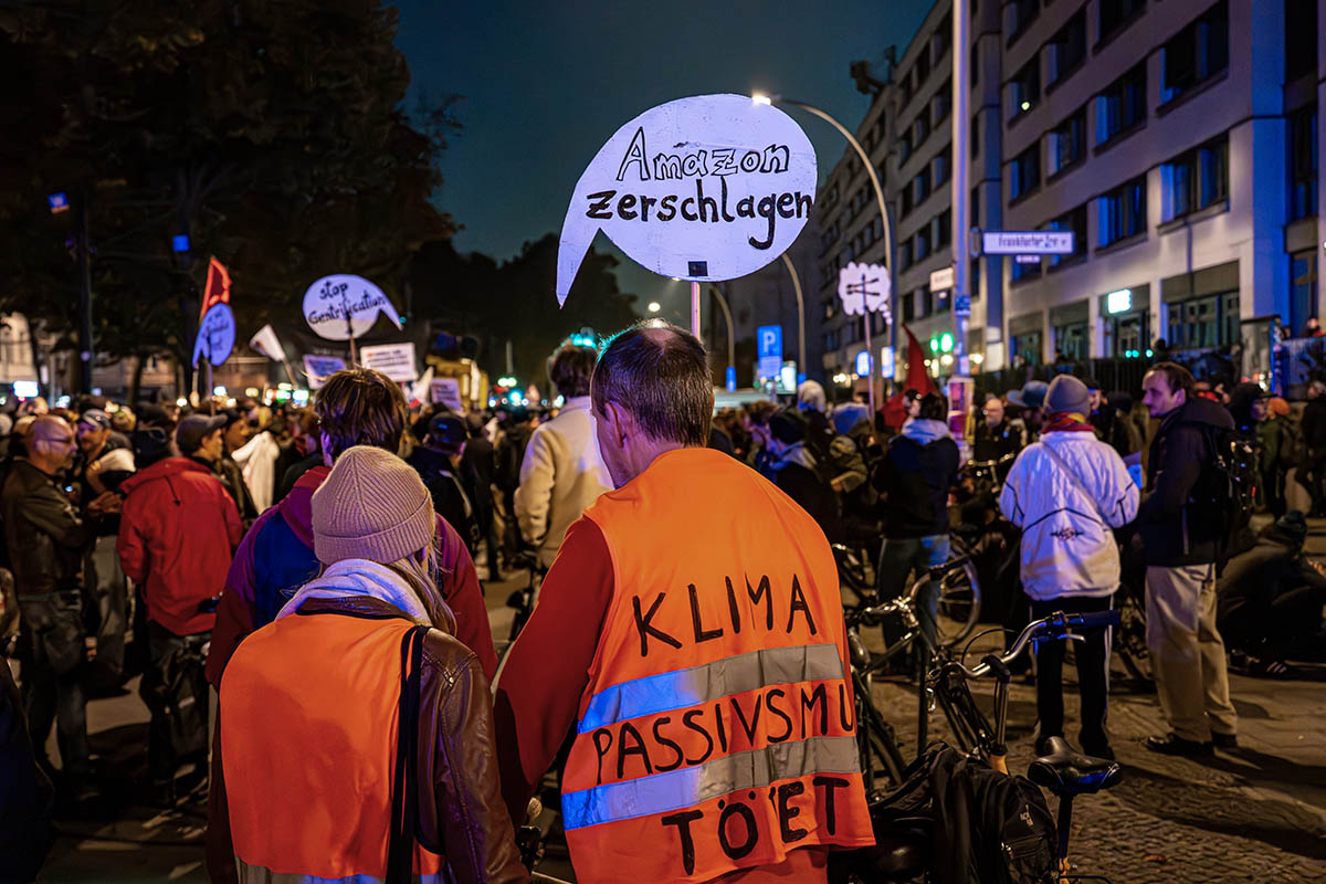 Protest gegen den Amazon-Tower: Array