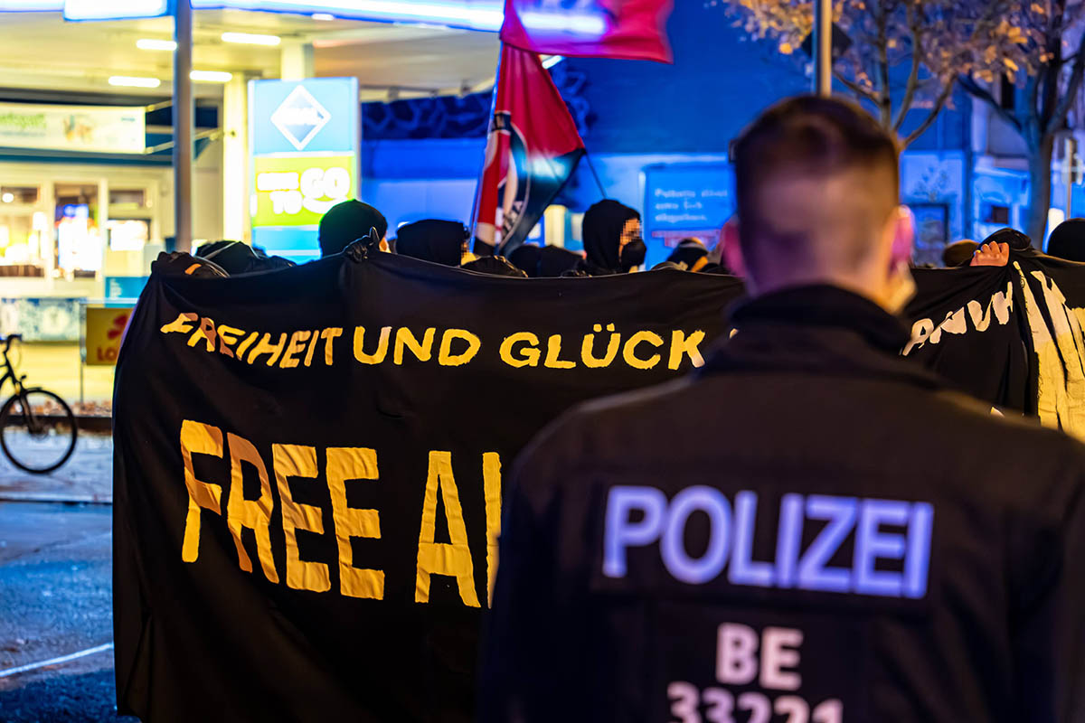 Demo „Freiheit für Nanuk & alle Antifas“: Array