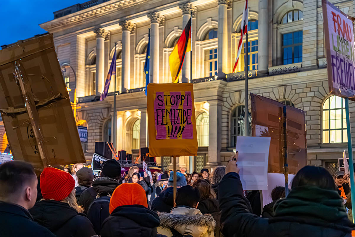 Demonstration gegen Gewalt an Frauen: Array
