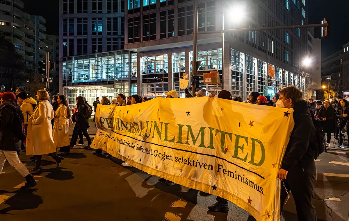 Demonstration gegen Gewalt an Frauen: Array