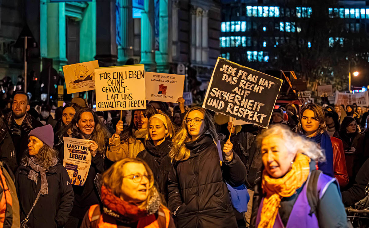 Demonstration gegen Gewalt an Frauen: Array