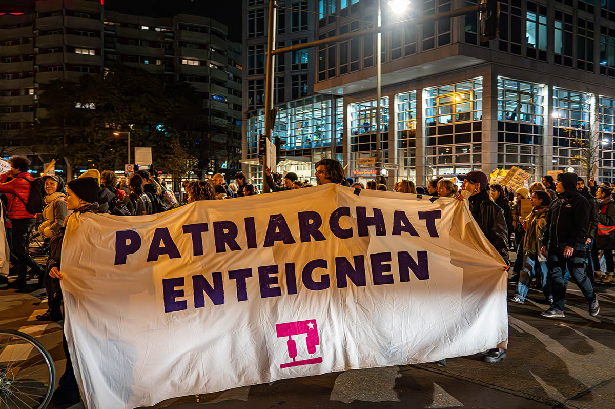 Demonstration gegen Gewalt an Frauen: Array