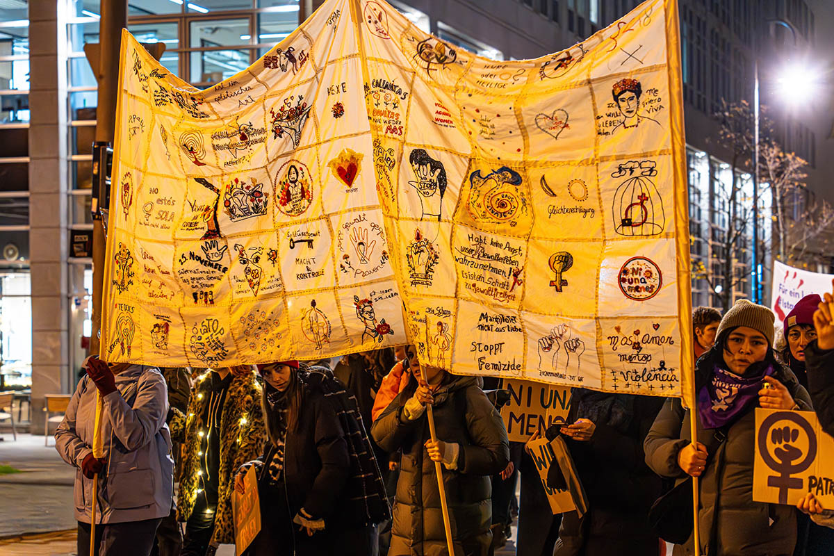 Demonstration gegen Gewalt an Frauen: Array
