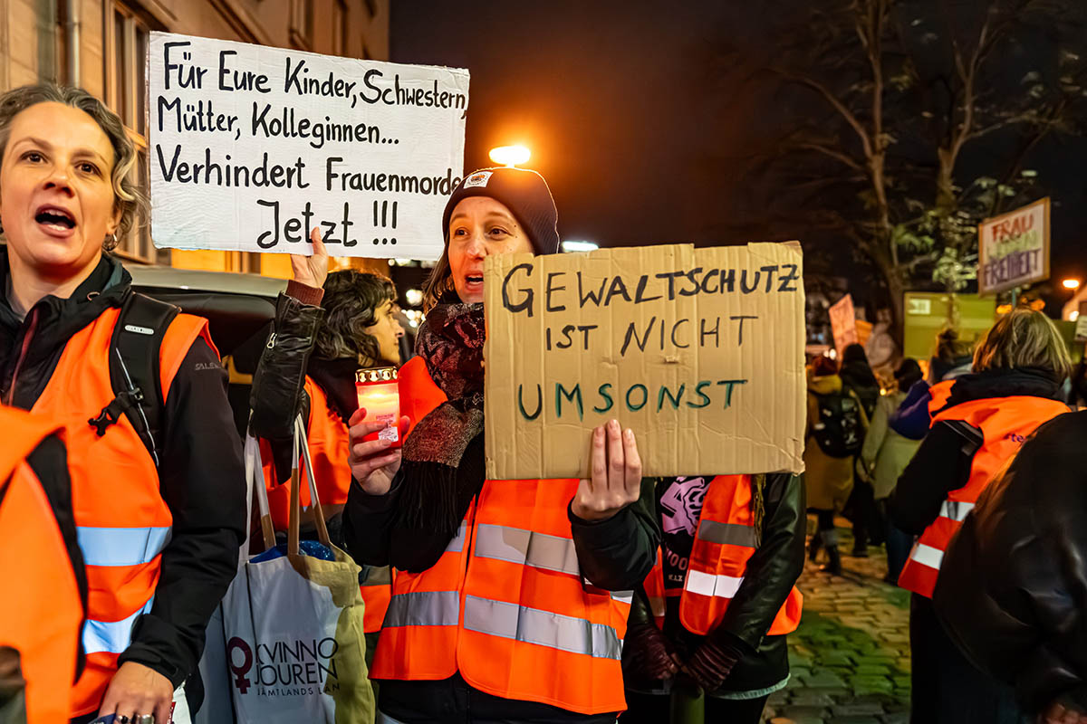 Demonstration gegen Gewalt an Frauen: Array