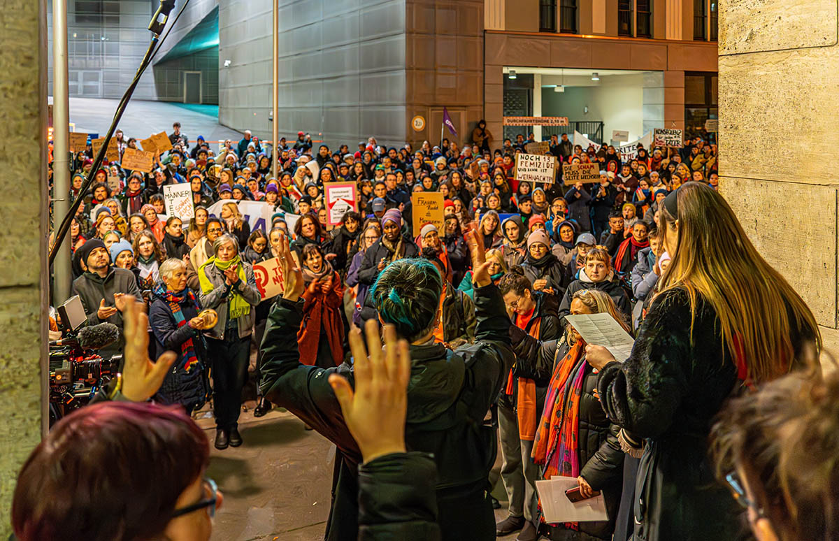 Demonstration gegen Gewalt an Frauen: Array