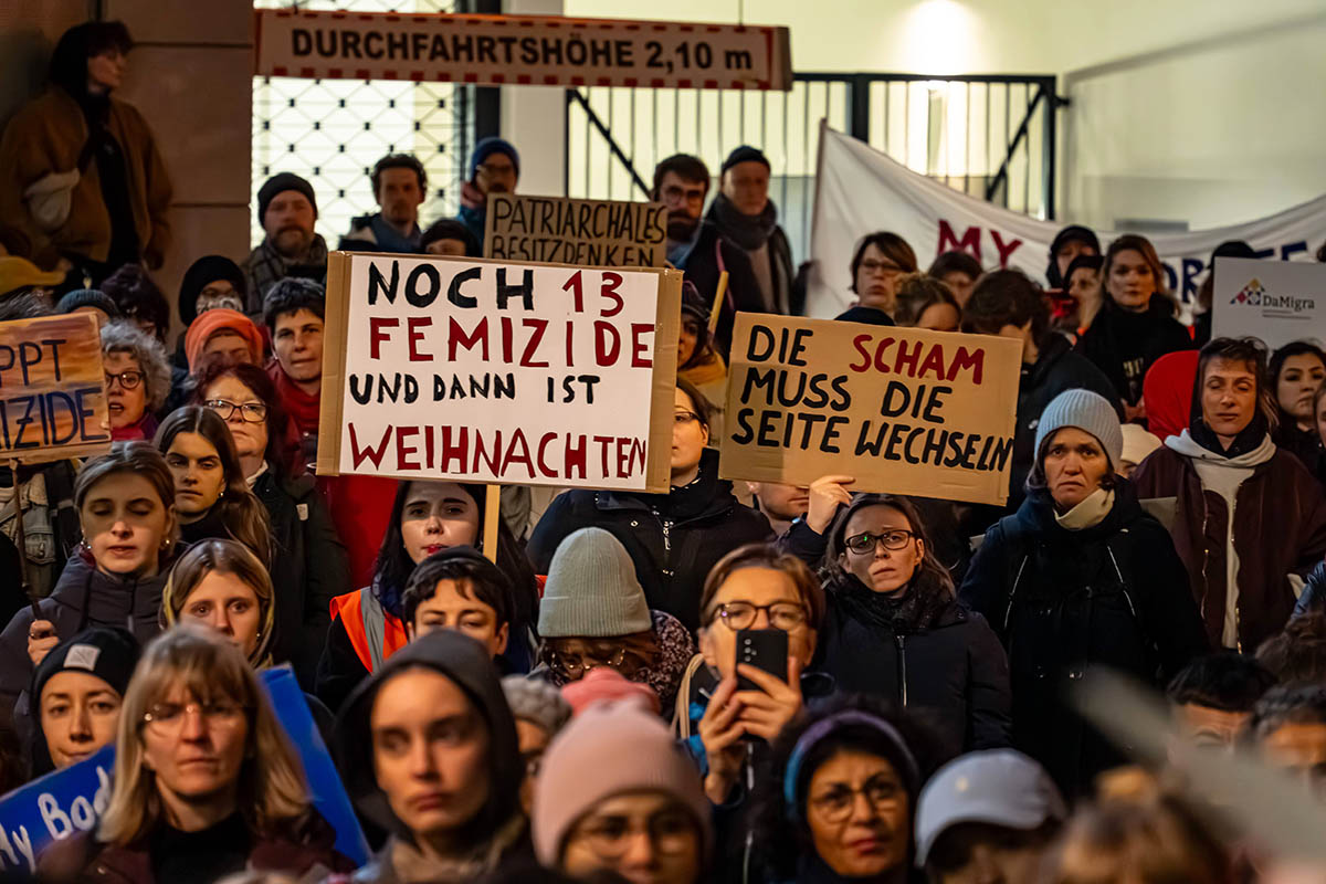 Demonstration gegen Gewalt an Frauen: Array