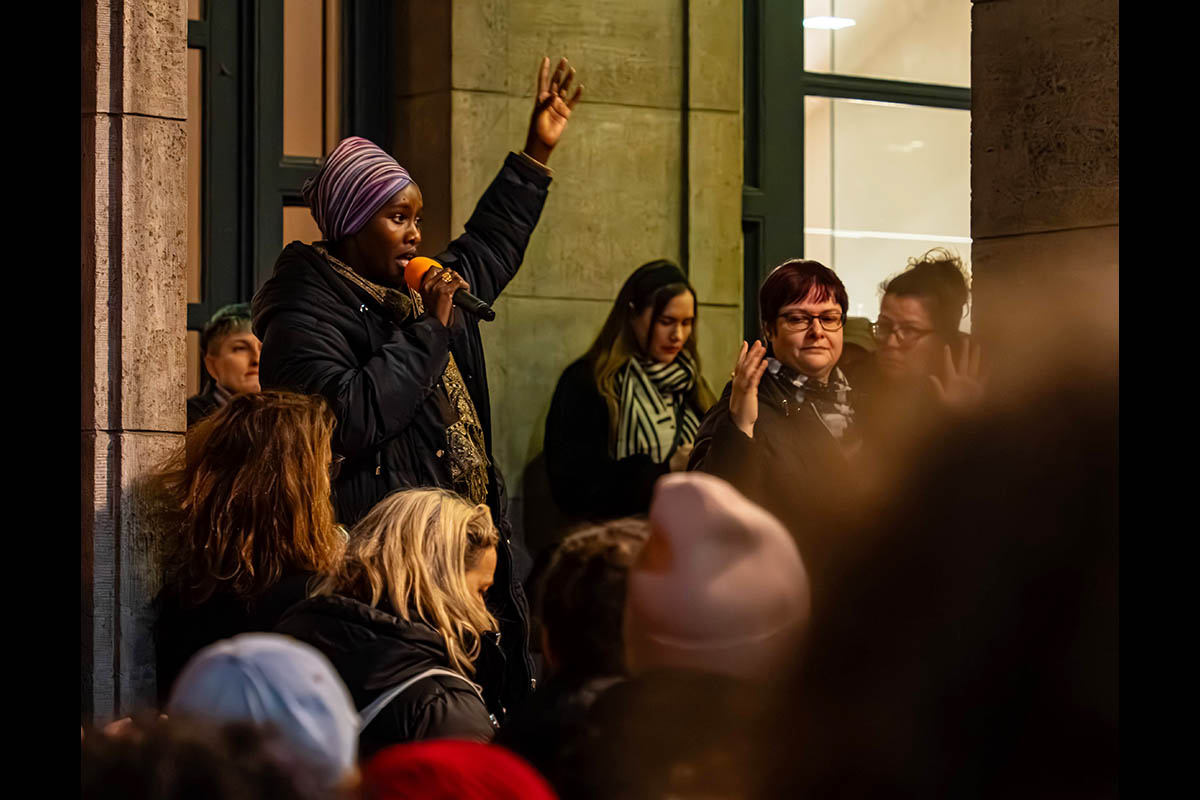 Demonstration gegen Gewalt an Frauen: Array