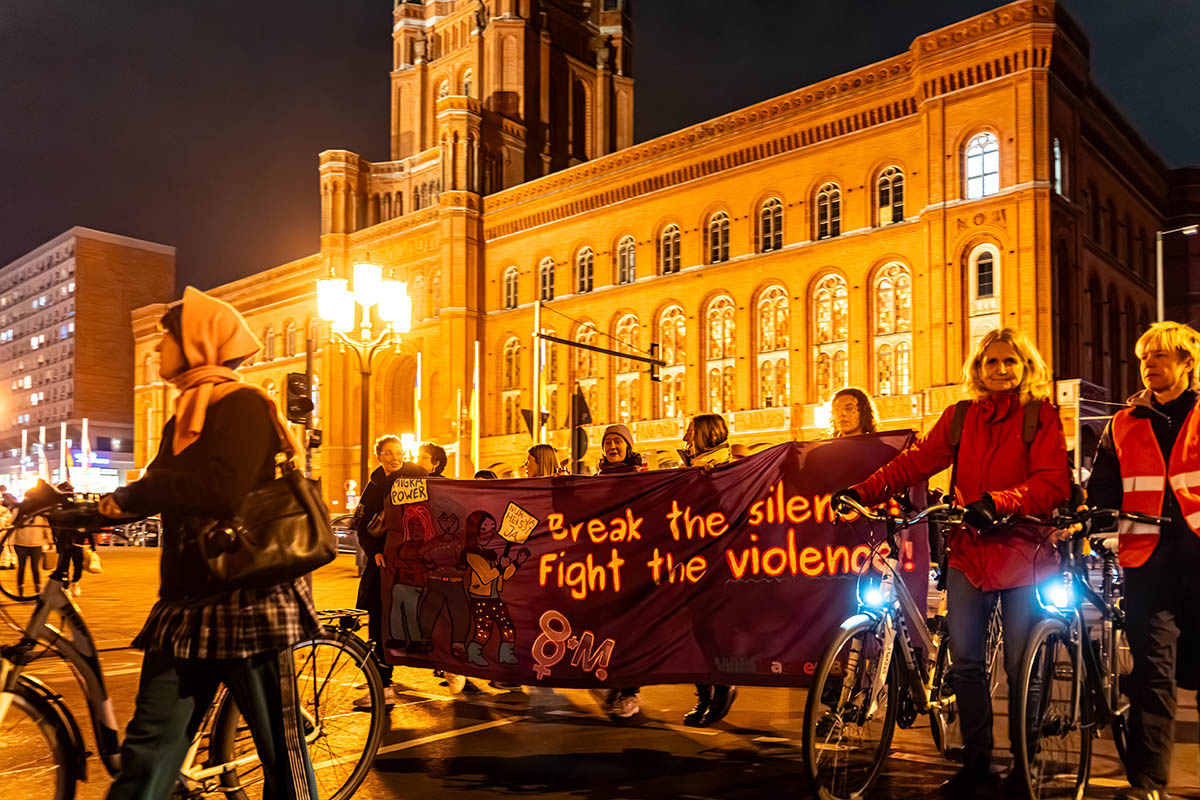 Demonstration gegen Gewalt an Frauen: Array