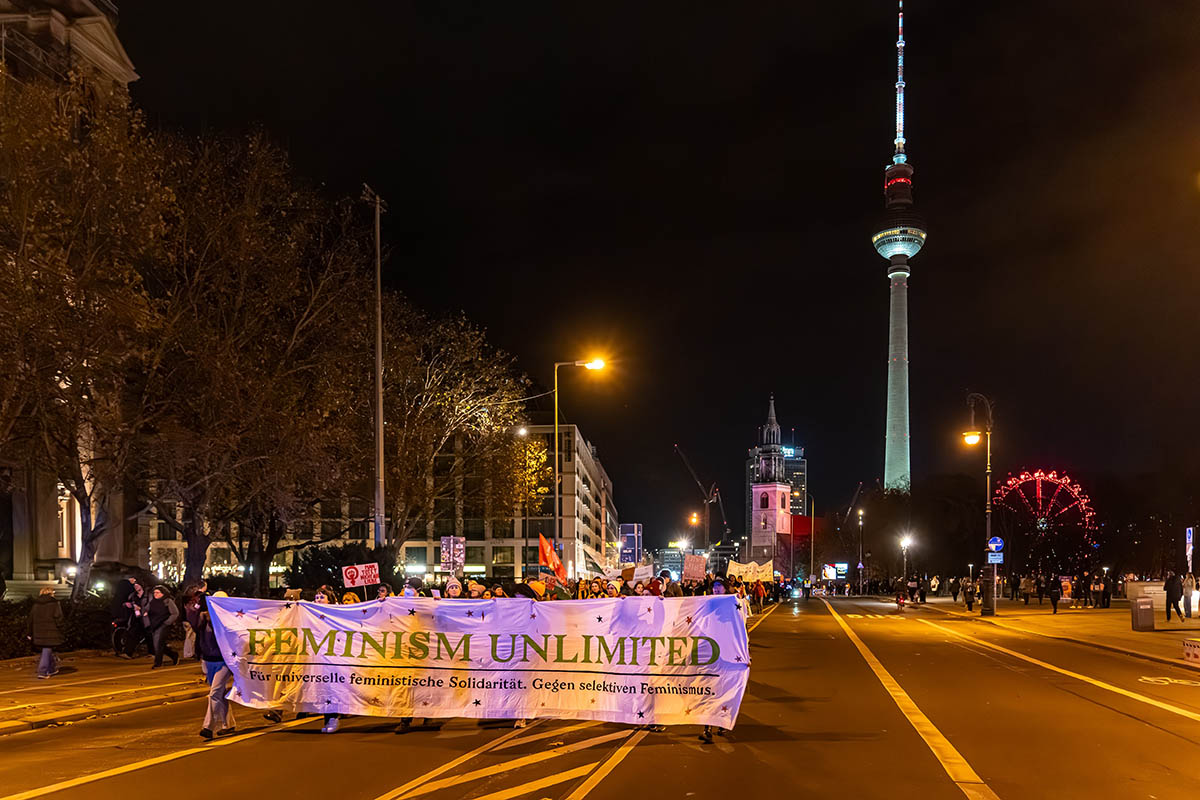 Demonstration gegen Gewalt an Frauen: Array