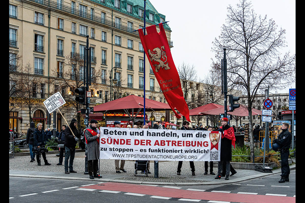 Protest „Abtreibungen legalisieren – jetzt!
Für die Abschaffung von §218“: Array
