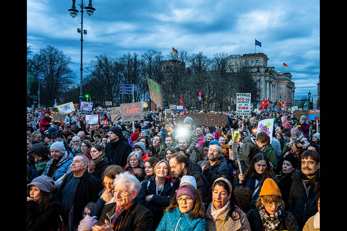 Lichtermeer gegen Rechts: Array