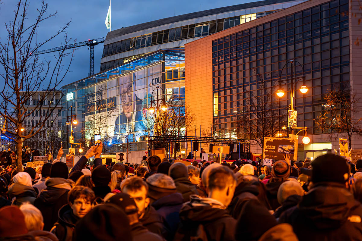 200.000 demonstrieren in Berlin gegen Rechts: Array