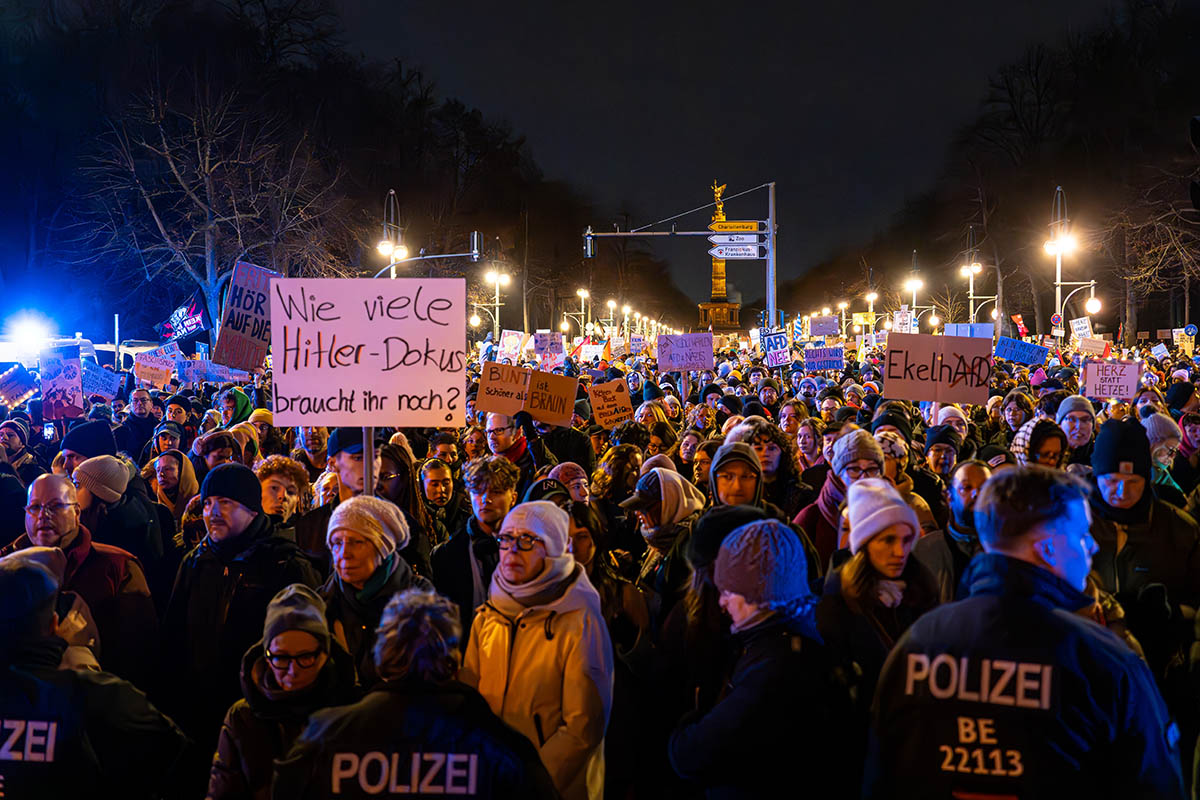 200.000 demonstrieren in Berlin gegen Rechts: Array