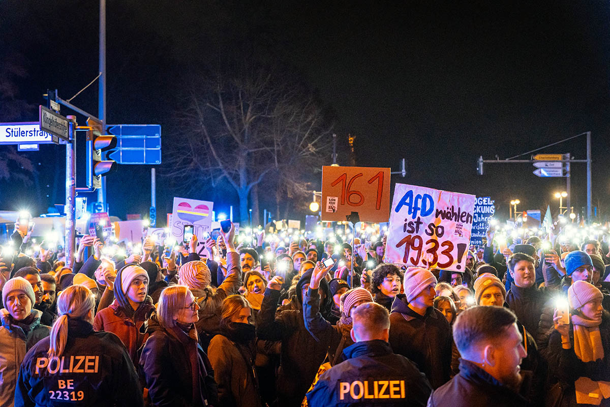 200.000 demonstrieren in Berlin gegen Rechts: Array