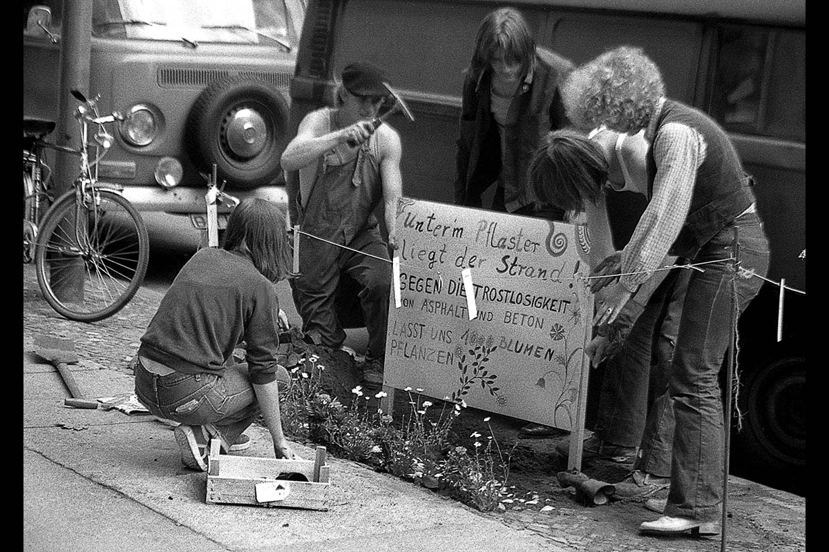 Schöneberg, Pallasstr., Aktion „unter dem Pflaster liegt der Strand,“ 1979: