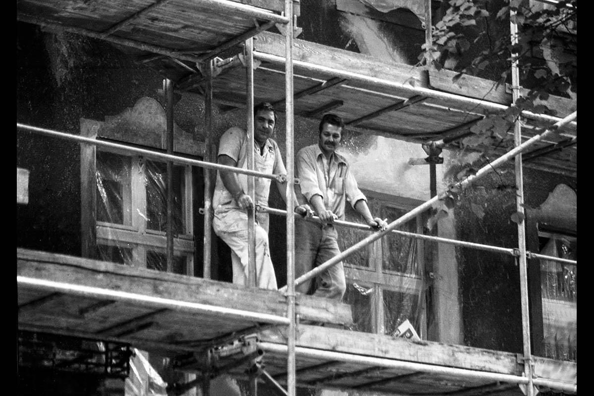 Neukölln, Silbersteinstr., 2 Bauarbeiter auf einem Gerüst, 1979: