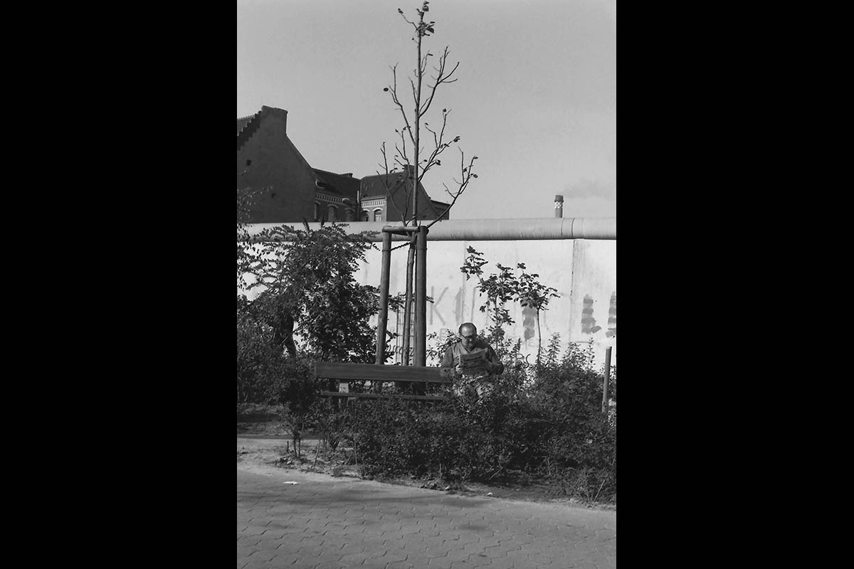 Kreuzberg, Nähe Mariannenplatz, Mann an der Mauer Zeitung lesend, 1979: