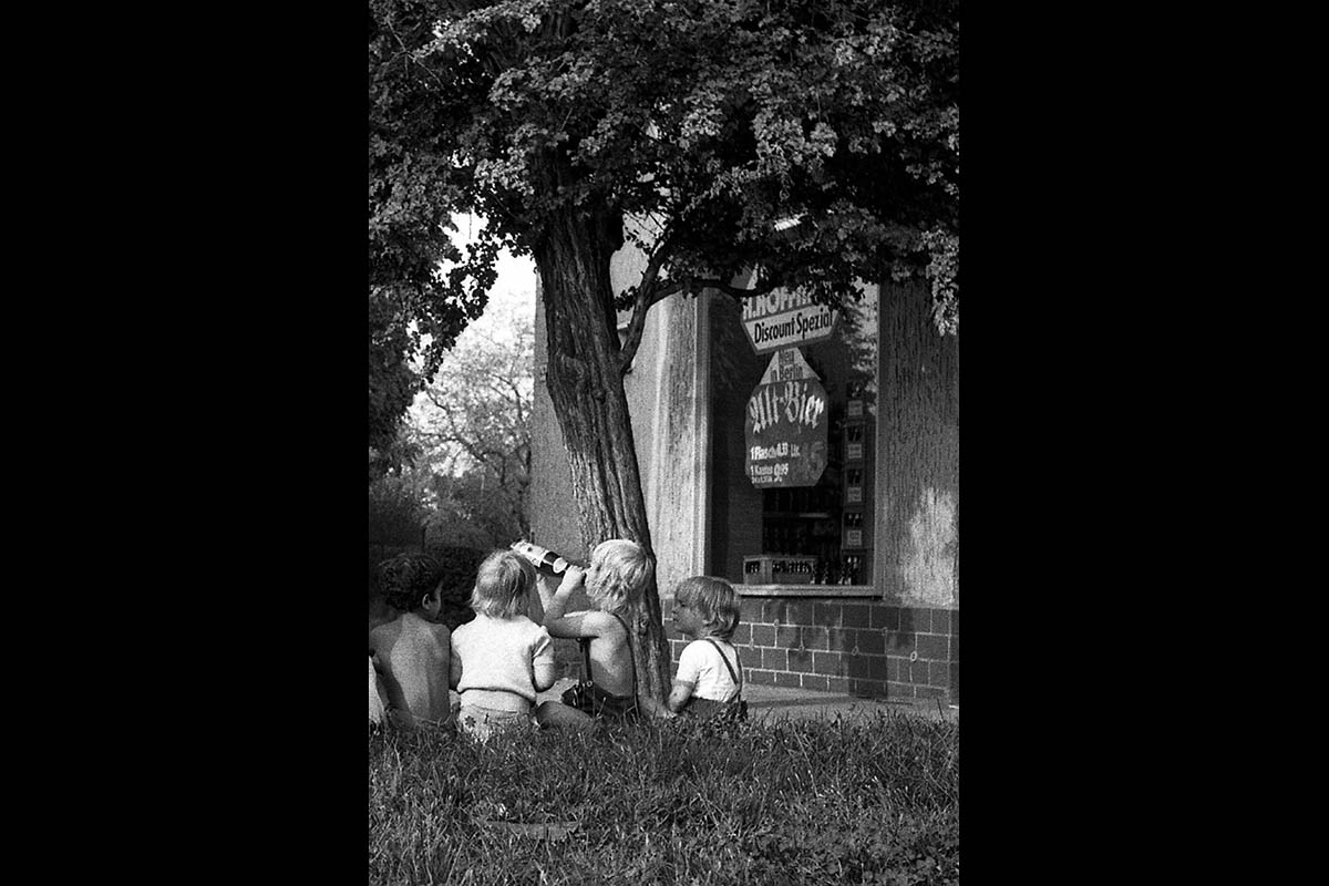 Zehlendorf, Kindergruppe im Gras sitzend aus einer Flasche trinkend, 1978: