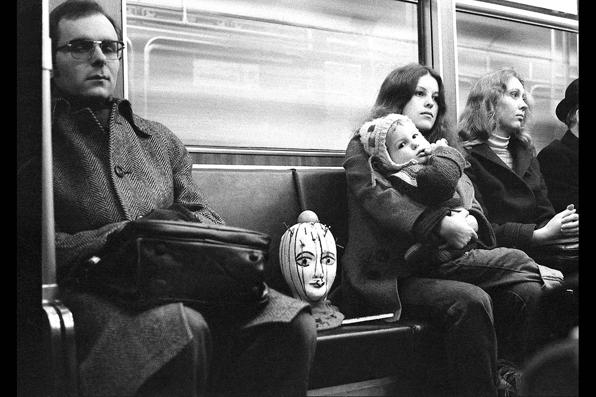 in der U-Bahn mit selbst gestaltetem cPlastikkopf, 1977: