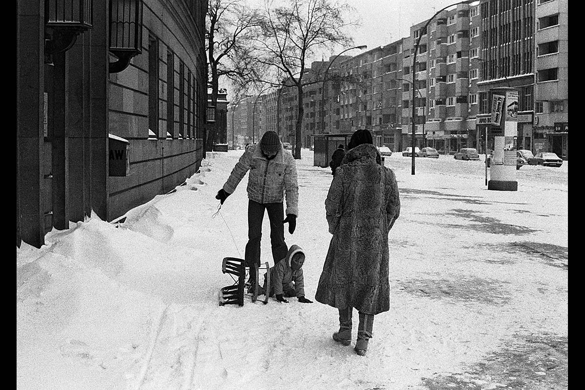 Schöneberg, Potsdamer Str, Eltern mit Kind + Schlitten unterwegs, 1978: