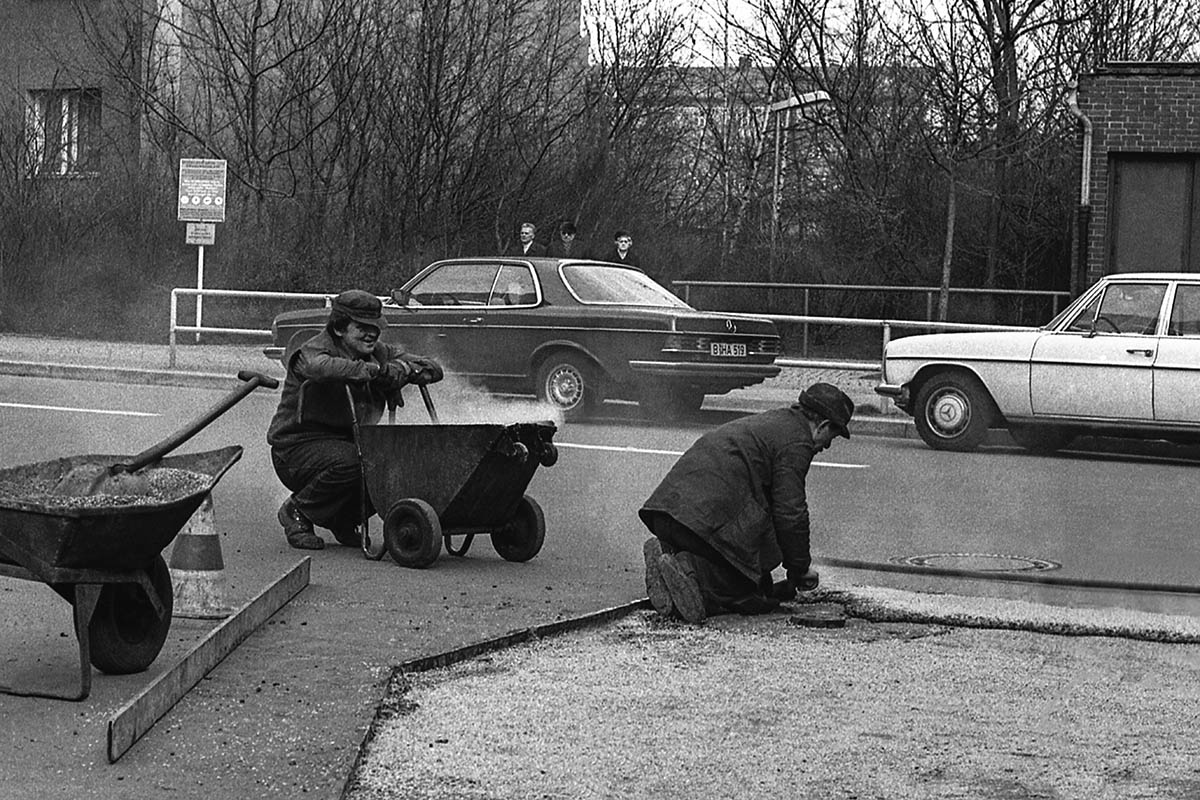 Tiergarten, Flensburger Str., Arbeiter beim pflastern der Straße, 1975: