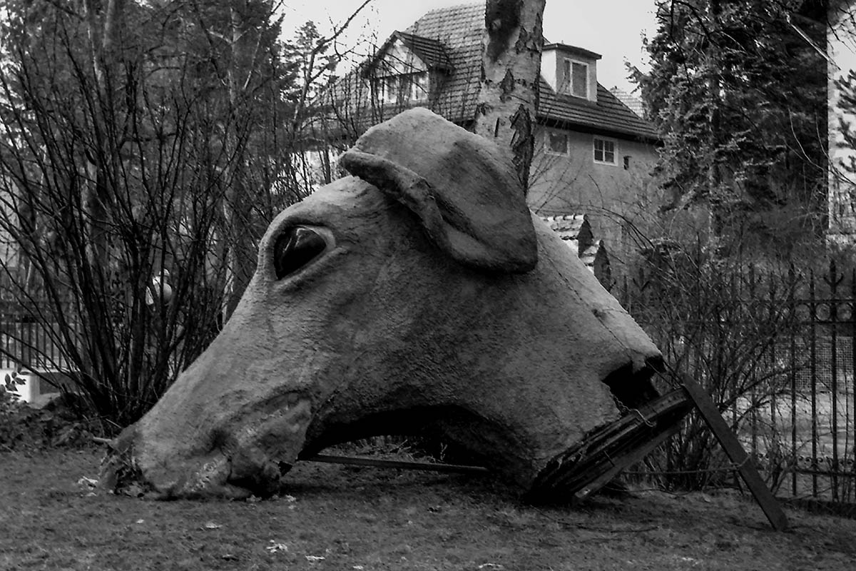 irgendwo in Zehlendorf,, großer Hundekopfatrappe in einem Garten, 1976: