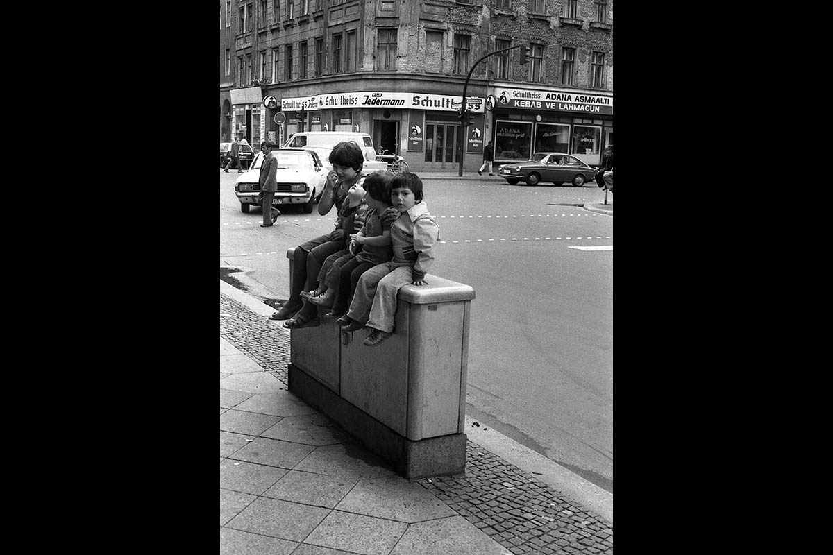 Kreuzberg, Adalbertstr., Kinder auf einem Stromkasten sitzend, 1975: