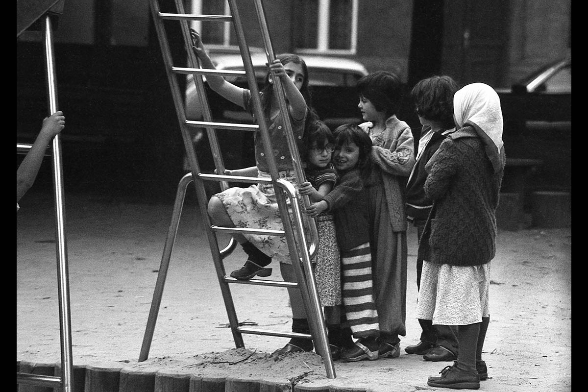 Wedding, Kinder auf einem Spielplatz, 1982: