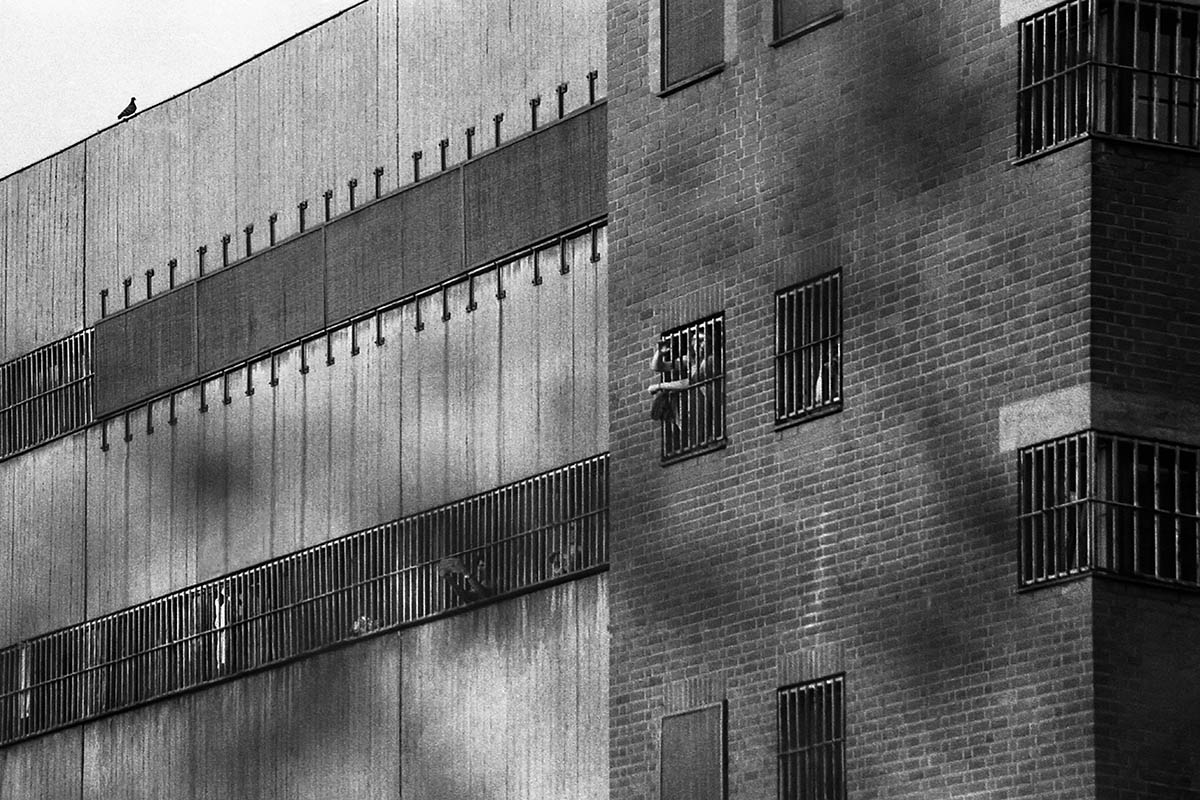 Moabiter Knast, Gefangene, die der Fotografin aus den Fenstern winkend, 1982: