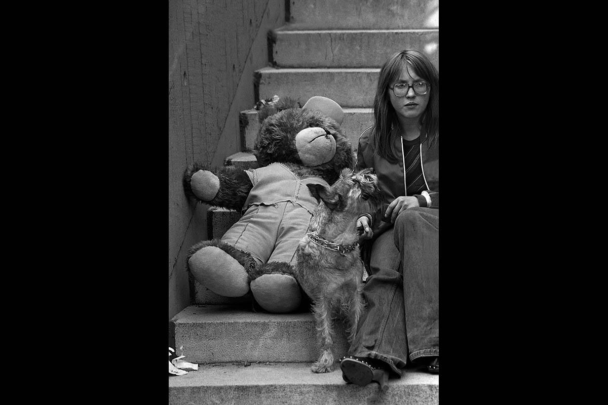 Schöneberg, Yorckstrasse, Mädchen mit großem Teddybär und Hund 1986: