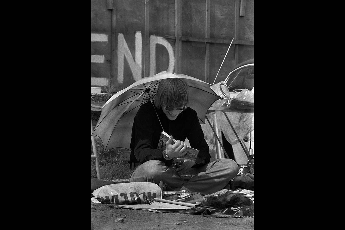 Charlottenburg, Trödelmarkt Klausener Platz, begeisteter Leser, 1980: