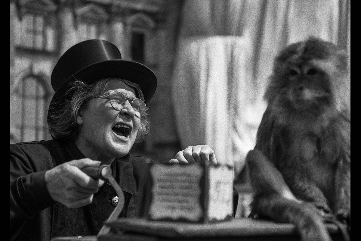 Reichstagsverhüllung, Sommr 1995, Leierkastenspielerin mit echtem Affen: