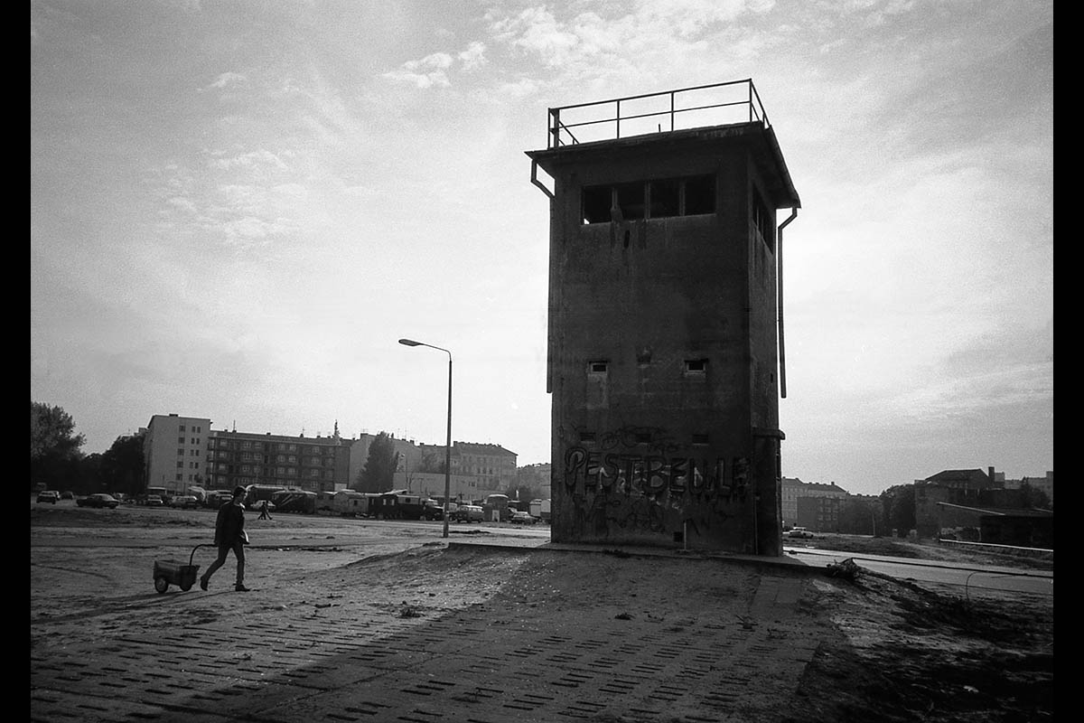 Kreuzberg, ehemaliger Mauerstreifen mit Wachturm, 1990,:
