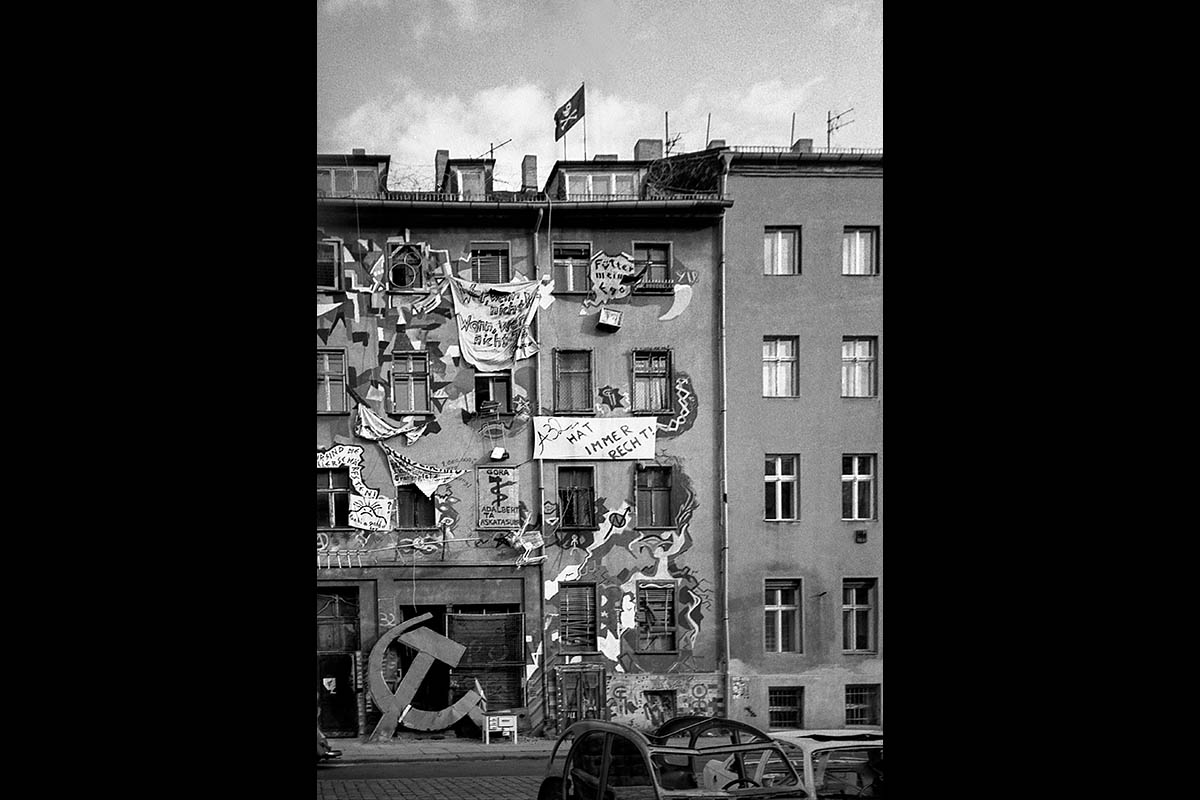 Kreuzberg, Adalbertstraße, besetztes Haus mit Transparenten, 1990: