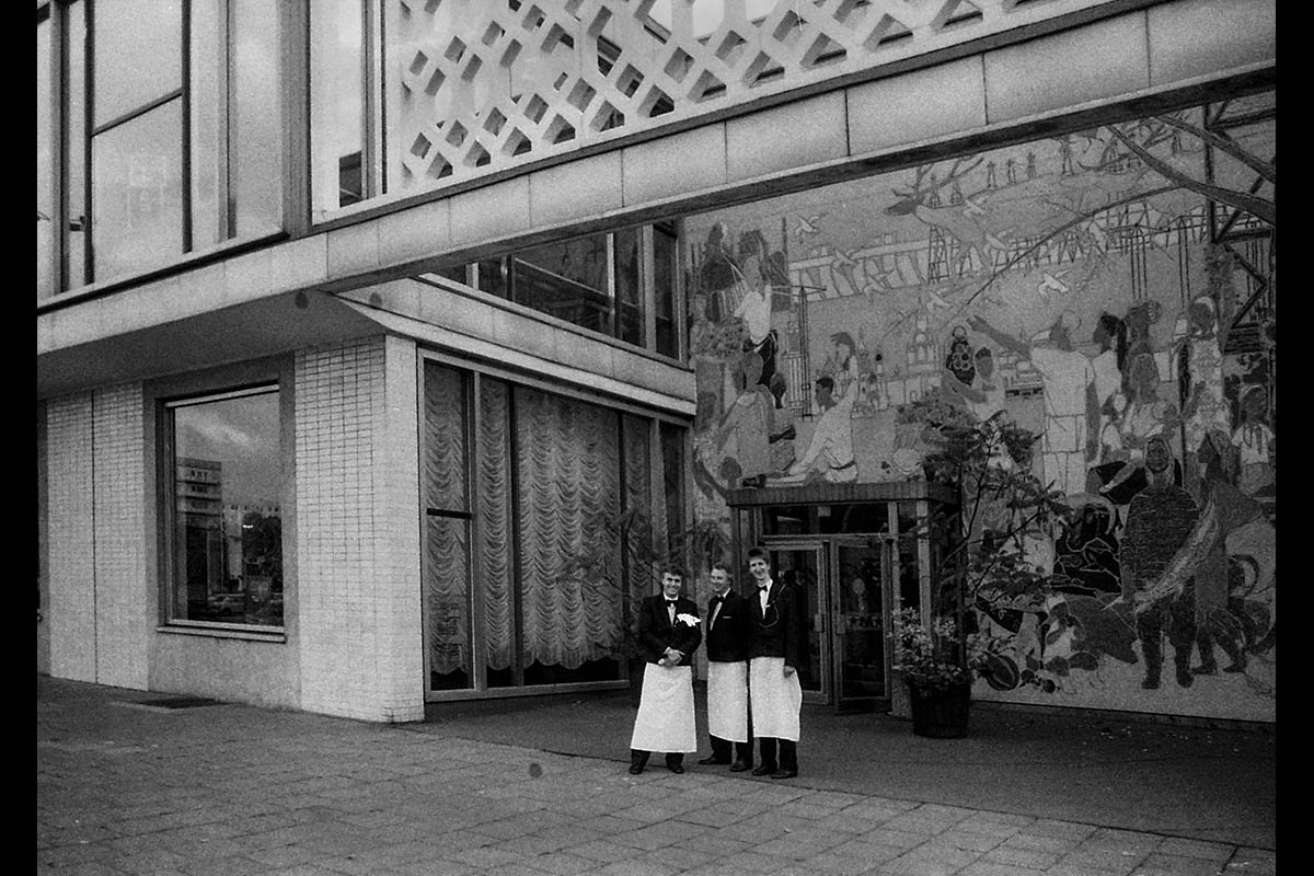 Mitte, 3 Kellner vor dem Cafe Moskau, 1990: