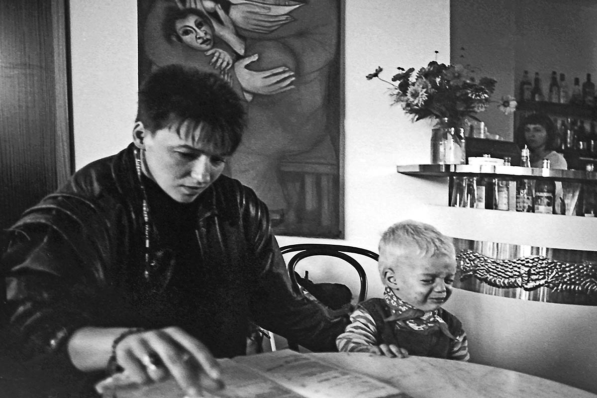 Mitte, Rathausstr., Frau mit Kind im Cafe, Oktober 1992: