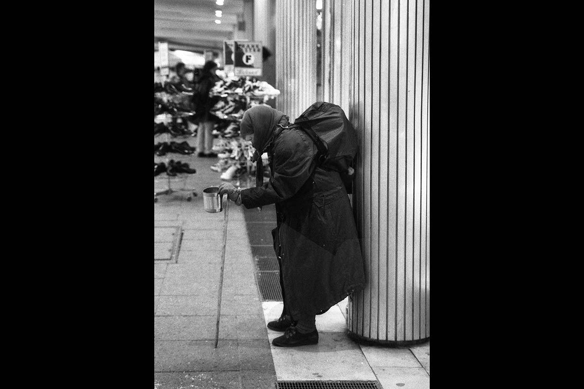 Charlottenburg, Bettlerin Joachimsthaler Str., 1998: