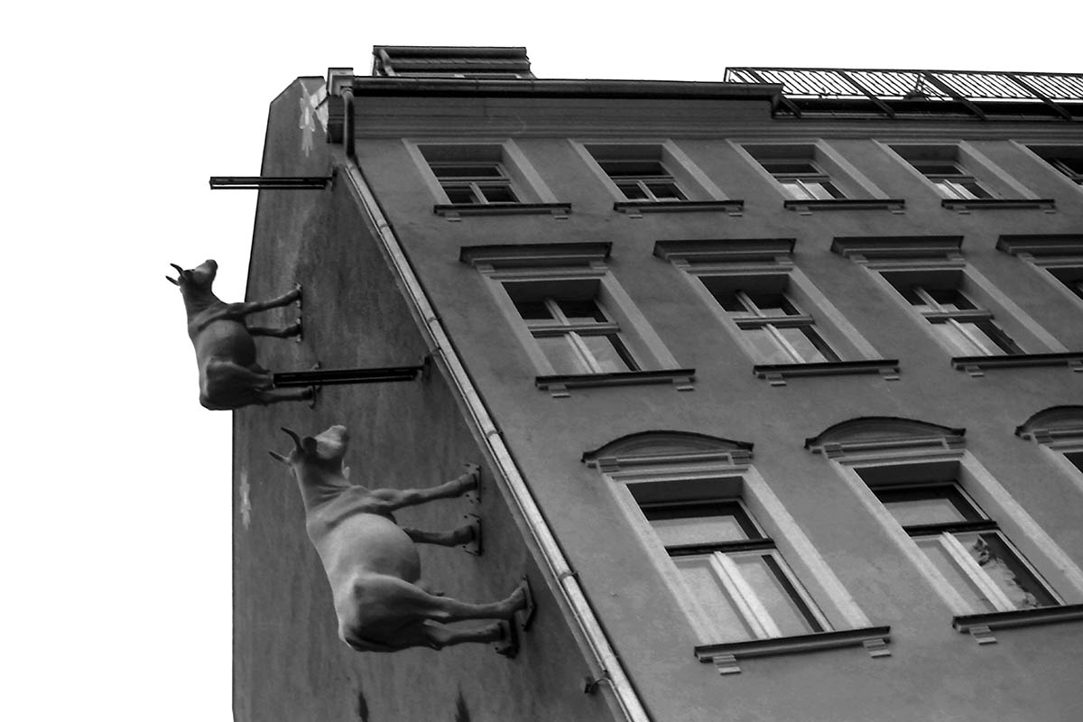 Prenzlauer Berg, Skulpturen an einem Haus am Kollwitzplatz, 1999: