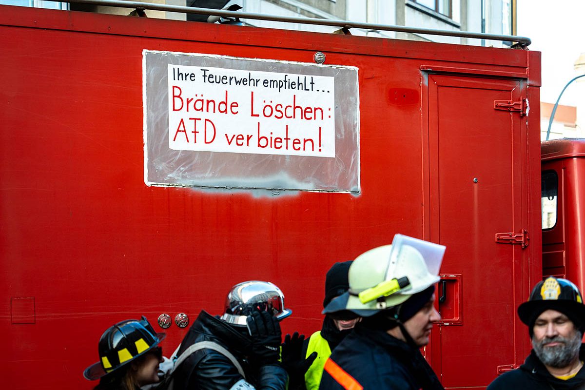 Demonstration unter dem Motto „Feuerwehr der Demokratie“: Array