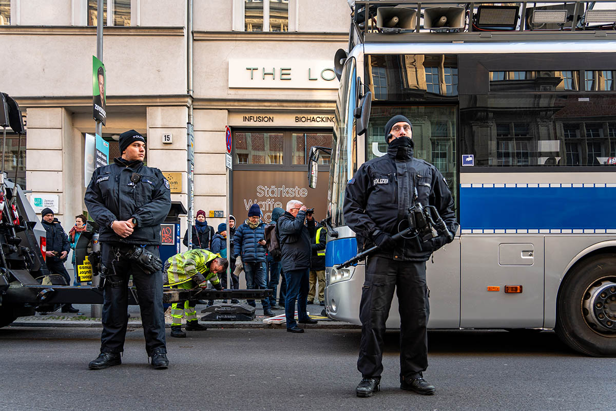 Polizei beschlagnahmt Protestbus des Zentrum für politische Schönheit: Array