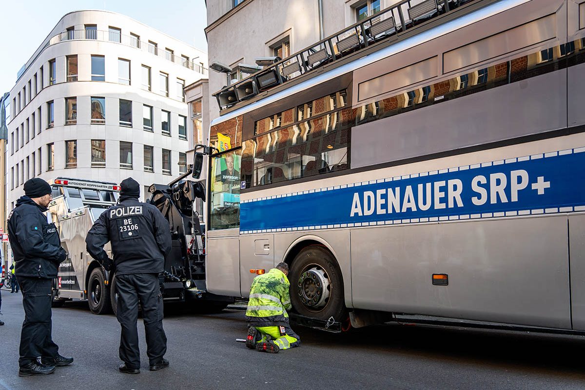 Polizei beschlagnahmt Protestbus des Zentrum für politische Schönheit: Array