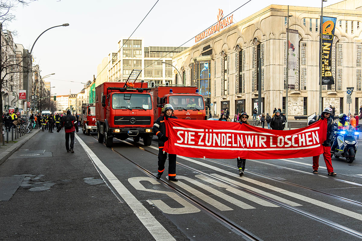 Demonstration unter dem Motto „Feuerwehr der Demokratie“: Array