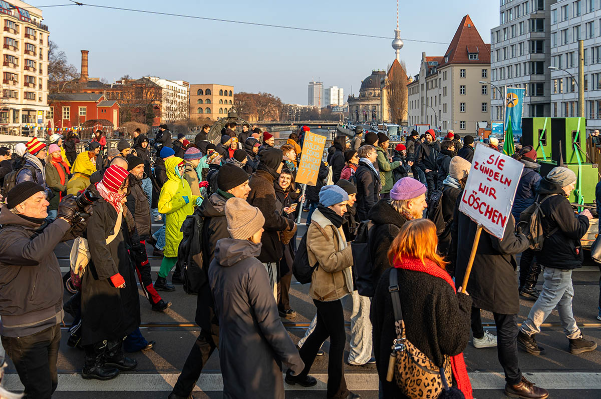 Demonstration unter dem Motto „Feuerwehr der Demokratie“: Array