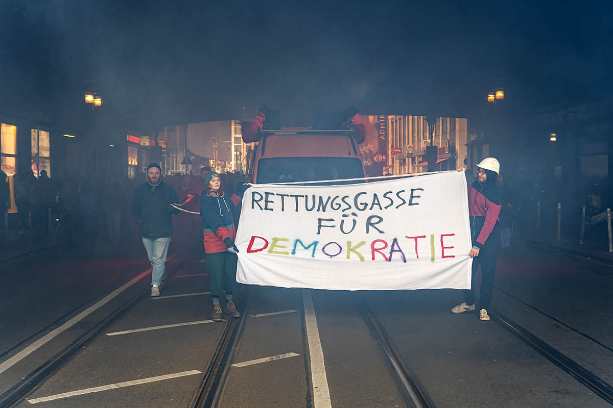 Demonstration unter dem Motto „Feuerwehr der Demokratie“: Array