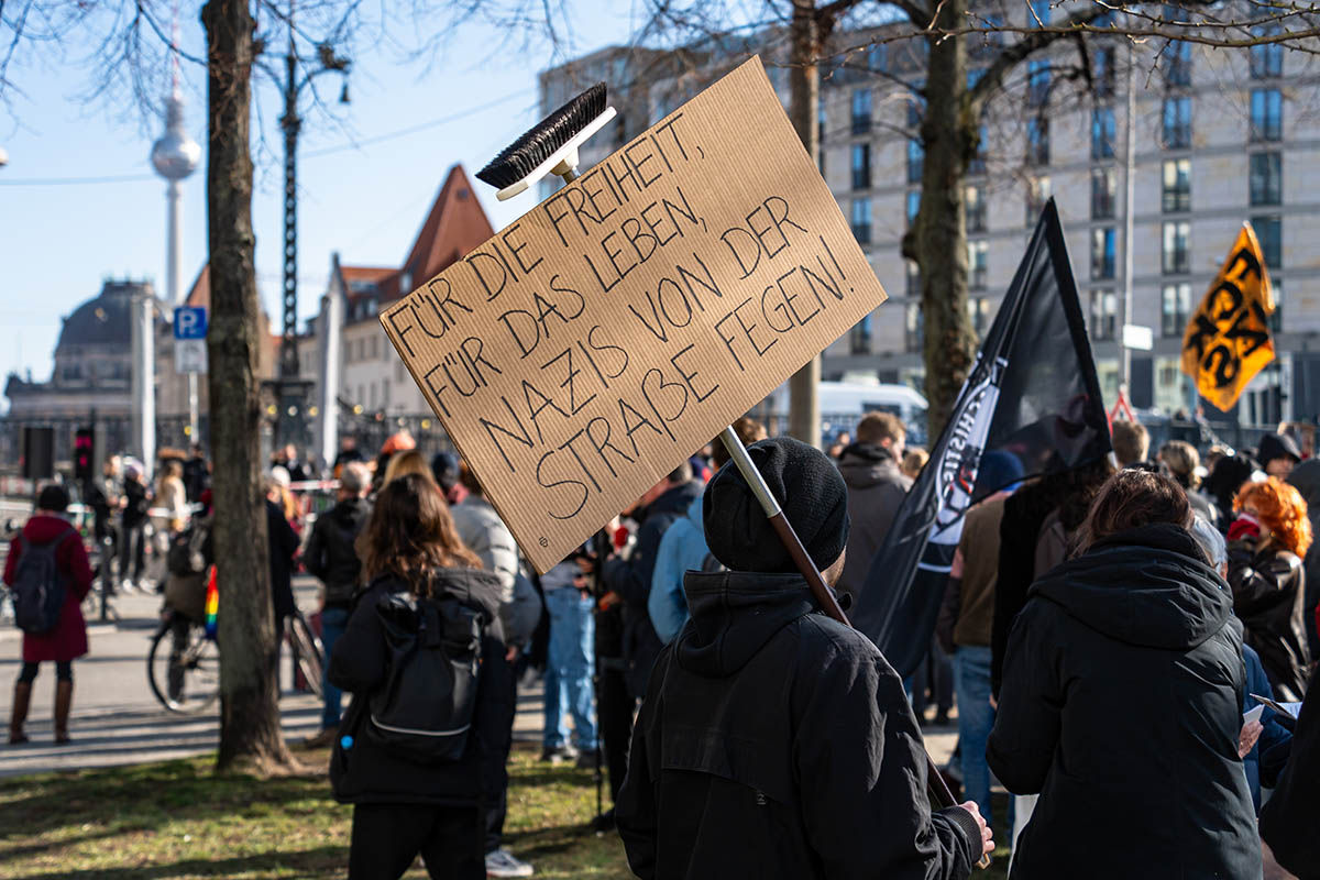 Zahlreiche Blockaden gegen Nazidemo durch Berlin-Mitte: Array
