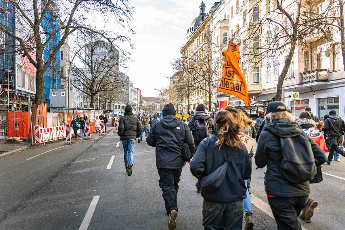 Zahlreiche Blockaden gegen Nazidemo durch Berlin-Mitte: Array