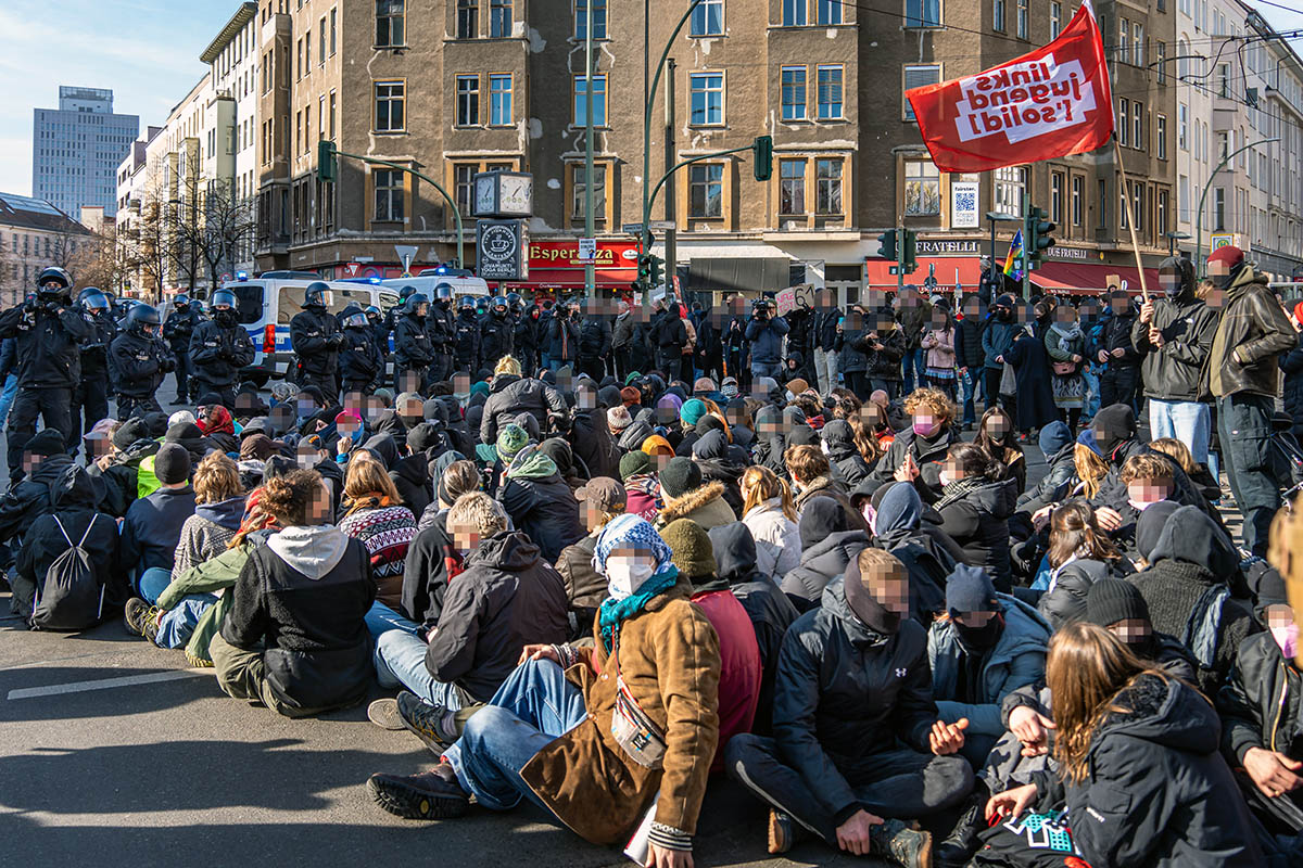 Zahlreiche Blockaden gegen Nazidemo durch Berlin-Mitte: Array