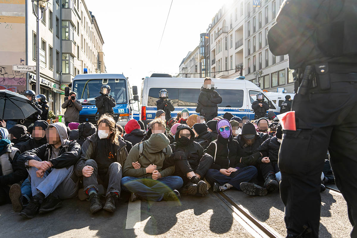 Zahlreiche Blockaden gegen Nazidemo durch Berlin-Mitte: Array