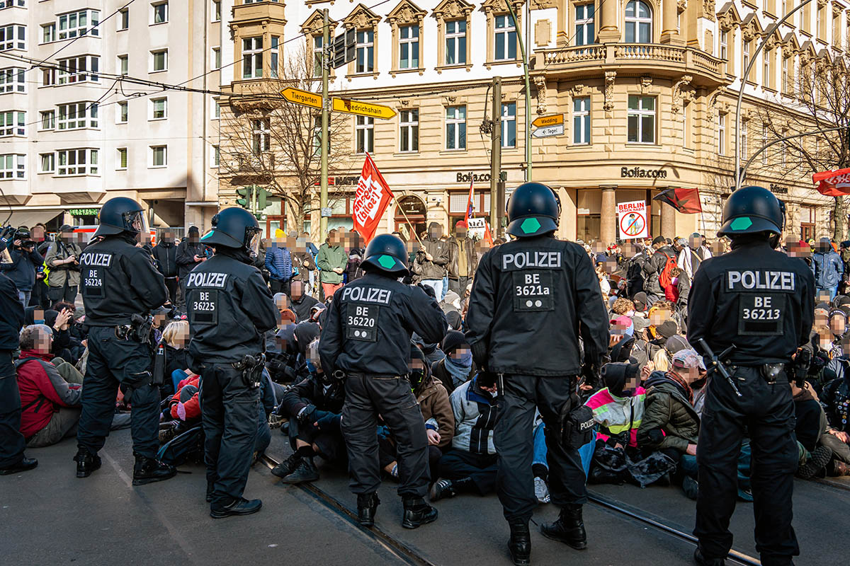 Zahlreiche Blockaden gegen Nazidemo durch Berlin-Mitte: Array